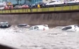 Previo a la Navidad: fuerte tormenta inundó calles y autopistas en Buenos Aires 