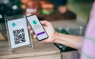 Bancos pierden terreno frente a fintech en pagos PIX para argentinos en Brasil durante el verano