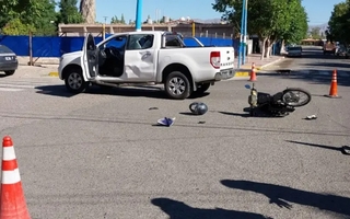 Un motociclista está en estado grave tras chocar contra una camioneta