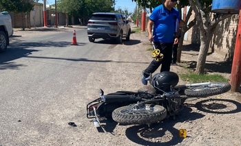 Oyó disparos, aceleró y protagonizó un violento choque en Chimbas