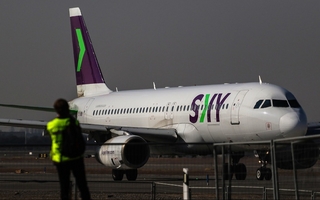 Alerta en un avión de Sky: una falla del motor los obligó a regresar al aeropuerto