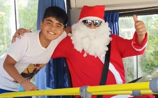 Navidad solidaria: colectiveros sanjuaninos repartieron caramelos a los niños