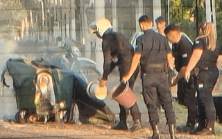 Navidad con fuego: ardió un contenedor en Rivadavia y fue sofocado por policías