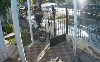 Un ladrón entró a una casa y se robó una moto: fue captado por las cámaras