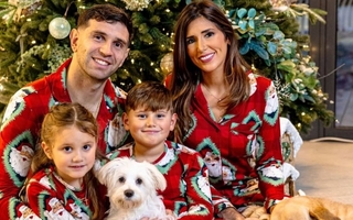 El tierno look navideño de Dibu Martínez con su familia en Inglaterra