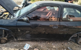 Un auto que había sido robado en la mañana estaba desmantelado en un descampado