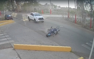 Grave accidente, un motociclista sufrió TEC y el conductor de una camioneta huyó