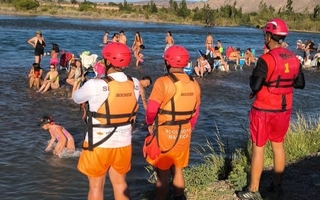 Diques y río colmados en San Juan: los operativos de Bomberos en Navidad