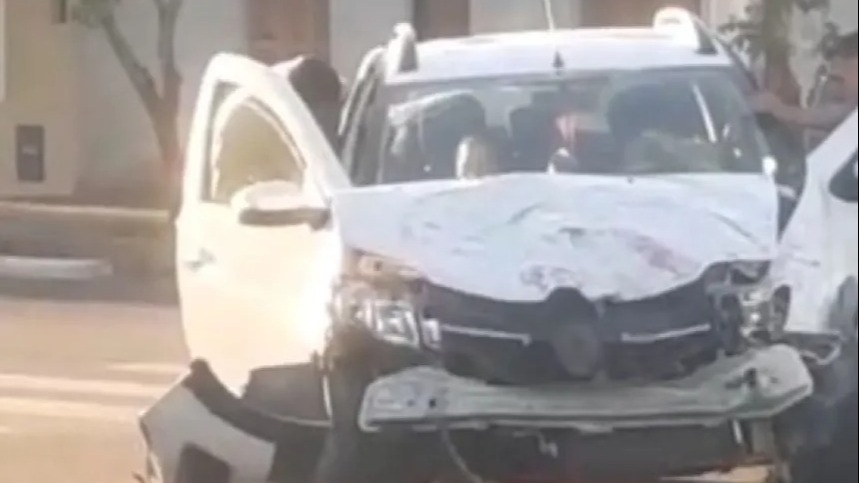 Fuerte choque entre una camioneta y un colectivo en Rawson