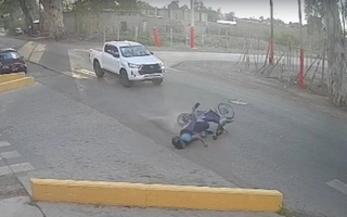 Se entregó el conductor que chocó y huyó dejando herido a un motociclista en Chimbas
