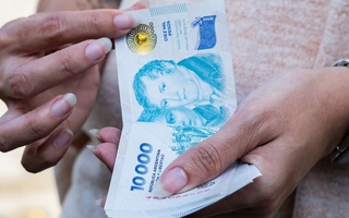 El uso de efectivo en Argentina cayó más del 40% con respecto al 2024