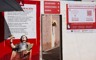 San Expedito: renovaron la cartelería del histórico santuario