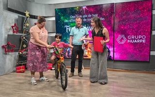 Grupo Huarpe entregó la bicicleta a Chester, ganador del sorteo de Navidad