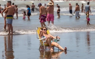 La tendencia minimalista del verano 2026 revoluciona el descanso en las playas argentinas