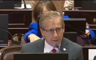 Insólito episodio en el Senado: una senadora volcó agua a un colega 