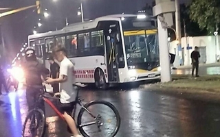 Choque en Rawson: colectivo de la RedTulum impactó contra un poste