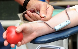 Vacaciones y menos donantes: preocupación por el stock de sangre en verano