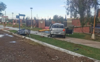 Un auto perdió el control y chocó contra un poste en Santa Lucía