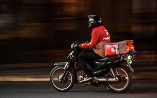 Robo a delivery en Capital: motochorro le apuntó al pecho y huyó