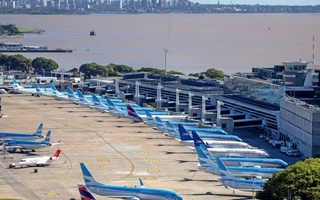 Demoras y cancelaciones en Aeroparque por problemas en la pista