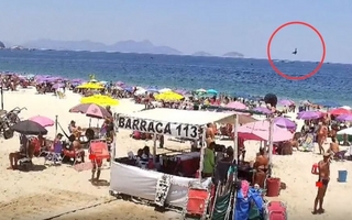 Una avioneta publicitaria se estrelló en el mar y murió el piloto