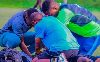 Murió un futbolista tras atragantarse con una moneda en pleno partido