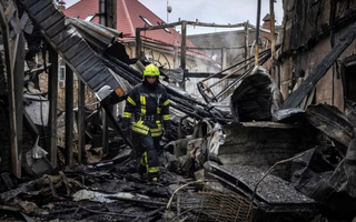 Rusia intensifica ataques sobre Kiev y Zelenski se prepara para reunirse con Trump