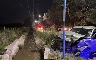 Choque y vuelco, perdió dinero que llevaba en un bolso: serían millones