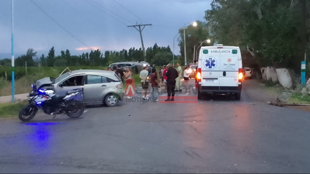 Cinco heridos tras un fuerte choque entre un auto y una camioneta