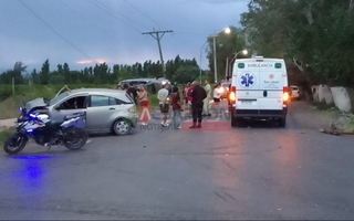 Cinco heridos tras un fuerte choque entre un auto y una camioneta