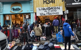 Cierran locales en Avellaneda, uno de los polos de ventas de textiles en Argentina