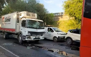 Choque entre un camión y un colectivo dejó 19 heridos en la General Paz