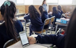 Escuelas en EE.UU. restringen celulares en clases y mejoran conducta y rendimiento