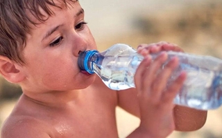 Errores que amenazan la salud infantil durante la ola de calor en Argentina
