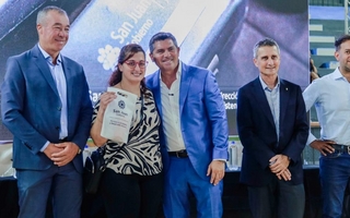 Orrego encabezó la entrega de más de 3.000 anteojos y audífonos