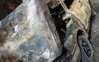 Voraz incendio de un auto en plena vía pública en Pocito: daños totales
