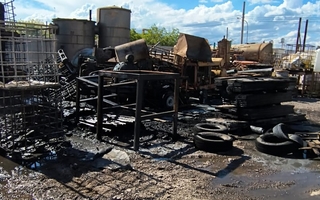 Grave incendio en el Parque Industrial: Bomberos actuaron a tiempo y sofocaron las llamas