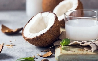 El secreto tropical: el agua de coco como aliada del verano