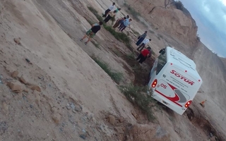 Un colectivo quedó varado más de 7 horas en los badenes de Mogna