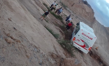 Un colectivo quedó varado más de 7 horas en los badenes de Mogna