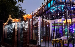 Luces, colores y tradición: la casa que se ilumina en cada Navidad en Chimbas