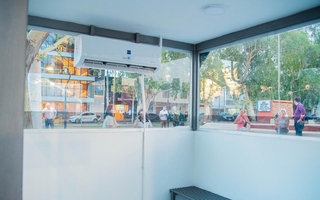 Inauguraron una parada de colectivo con aire acondicionado en San Juan