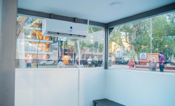 Inauguraron una parada de colectivo con aire acondicionado en San Juan