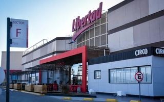 Cayeron con productos ocultos en sus prendas en el Hiper Libertad