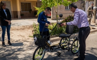 Jóvenes y adultos con discapacidad recibieron sus movilidades adaptadas  